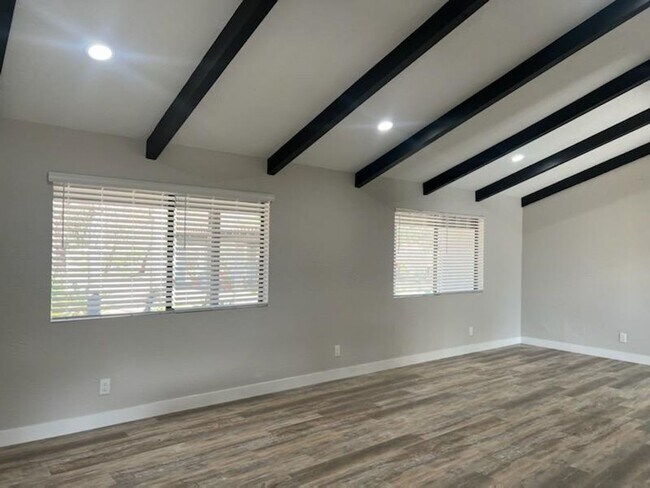 Building Photo - 4 Bedroom-3 Bathroom Single Story Home on ...