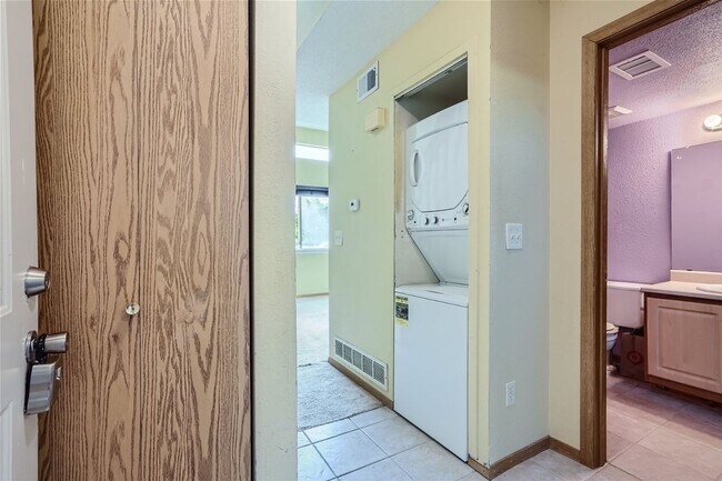 Building Photo - Amazing 2BR, 2BTH Condo with Oversized Gar...