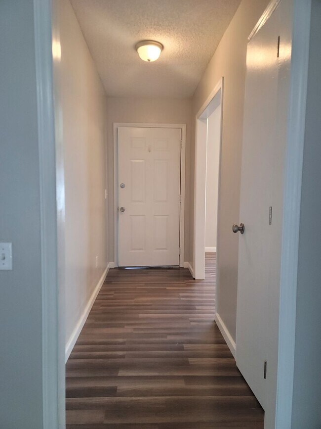 Foto del edificio - Fully Renovated 3 Br/ 2 Ba Home Located Mi...
