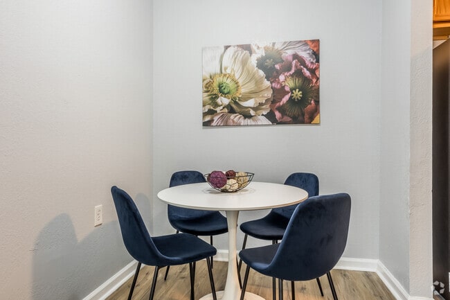 1BR, 1BA - 660SF - Dining Room - Clarkston Station