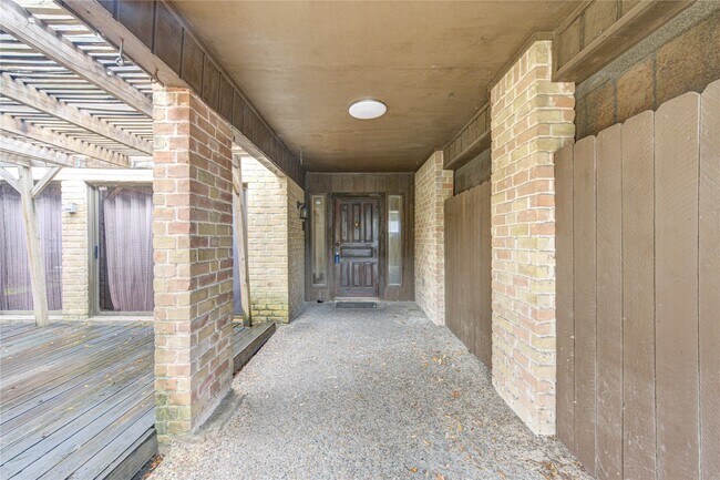 Building Photo - 165 Old Bridge Lake St