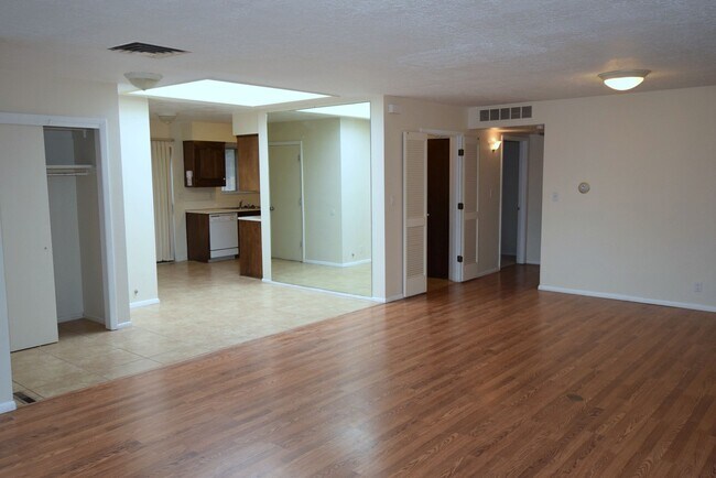 Foto del edificio - 2 Master Suites, Private Backyard! Bonus Enclosed screen porch/patio! Call today!