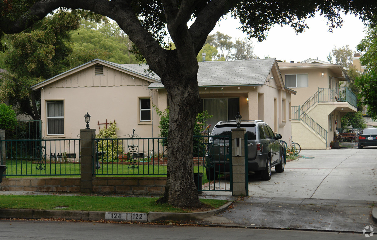 Primary Photo - 122-124 N Oak Ave