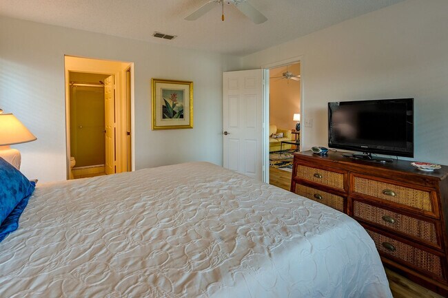 Building Photo - 5708 Deauville Cir