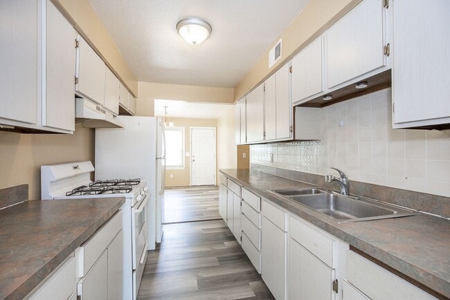 Building Photo - 3 Bedroom/1 bath Single House!!