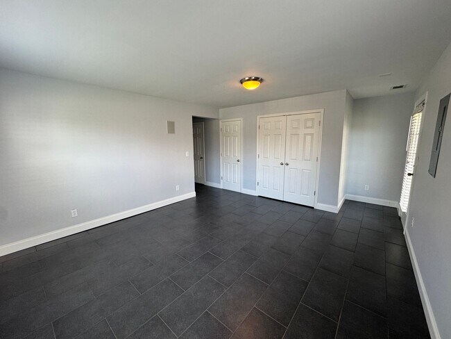 Foto del edificio - Available to Show