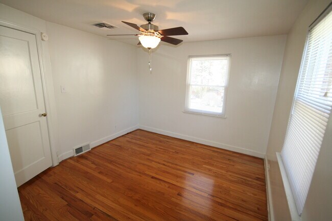 Foto del edificio - End Unit Townhouse with Hardwoods / W&D / ...
