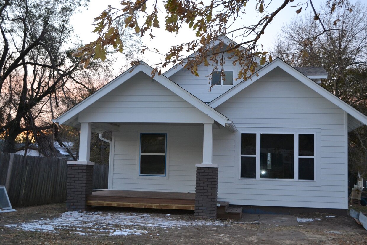 Primary Photo - Remodeled 3-4 bedroom, open floor plan, Ne...