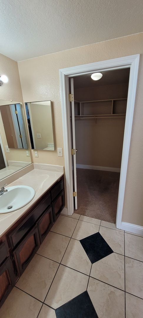 Foto del edificio - Move in ready w B-I pool