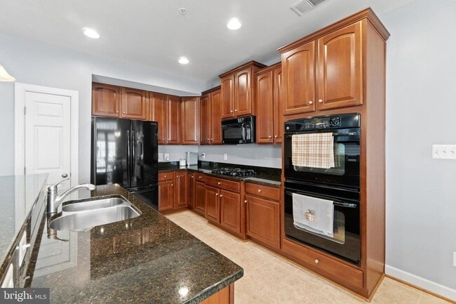 Building Photo - POTOMAC CLUB - SECONDS TO STONEBRIDGE