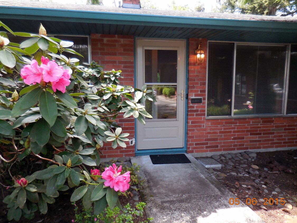 11221 NE Glisan St Unit 12, Portland, OR 97220 Room for Rent in