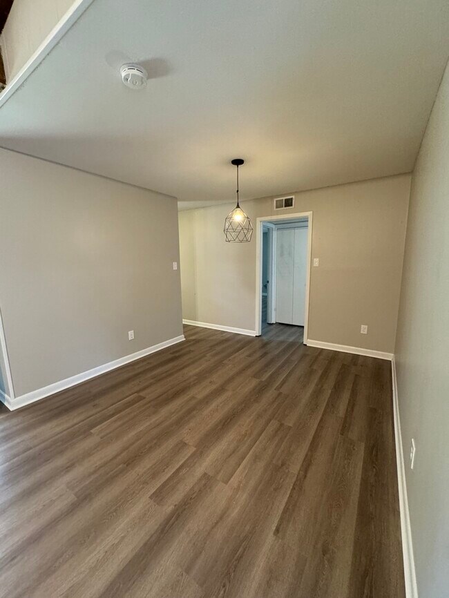 Building Photo - 1210 Simmonsridge Dr