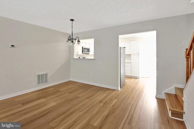 Building Photo - 890 Bayridge Dr