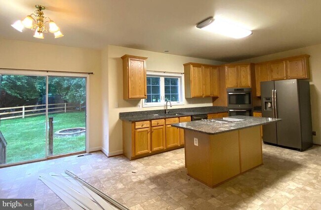 Building Photo - 7000 Wayland Dr