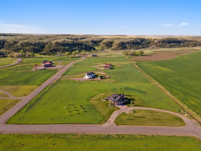 Building Photo - Stunning luxury rental!