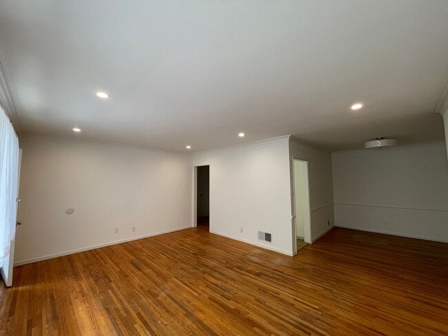 Building Photo - 1059-1059 S Genesee Ave