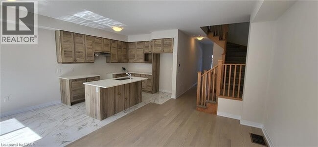 Building Photo - 466 Adelaide St