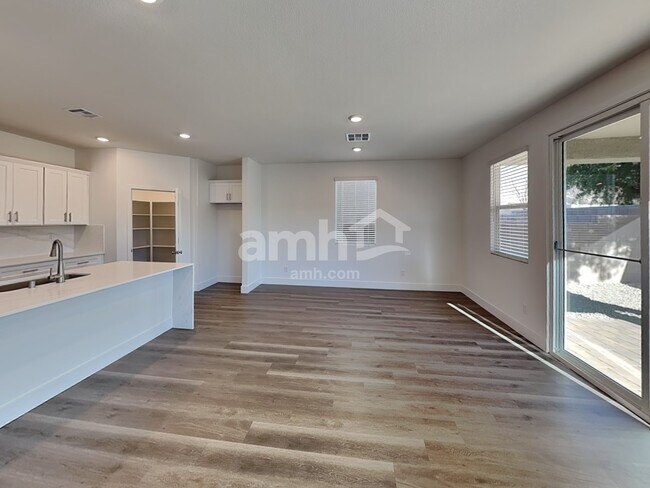 Foto del edificio - 5860 Fly Fisher St