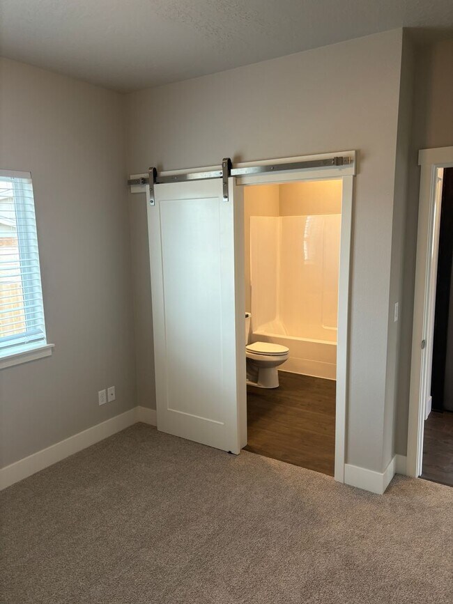 Building Photo - 1 bedroom ADU in SW Redmond