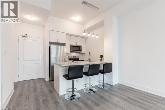 Building Photo - 460 Dundas St E