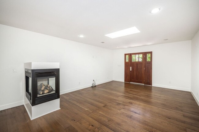 Building Photo - Beautifully Remodeled 4 Bed, 3 Bath Home w...