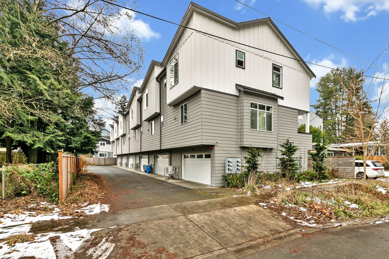 Foto principal - 4bed/4 bath Modern Townhome with High-End ...