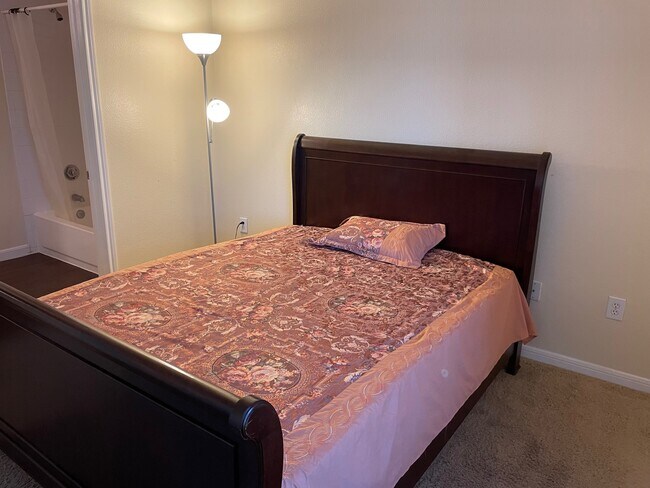 Cama queen - 2320 Gracy Farms Ln