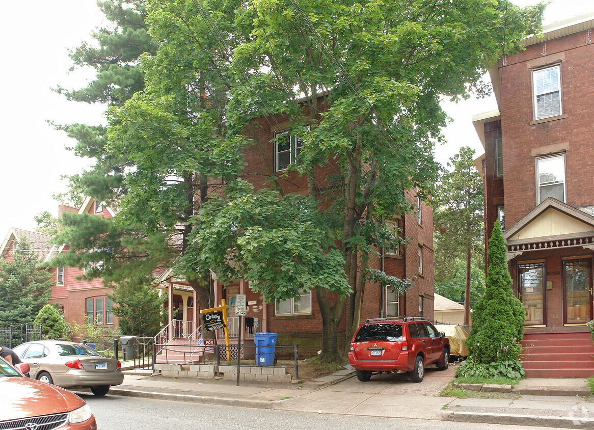 Building Photo - 97 Putnam St