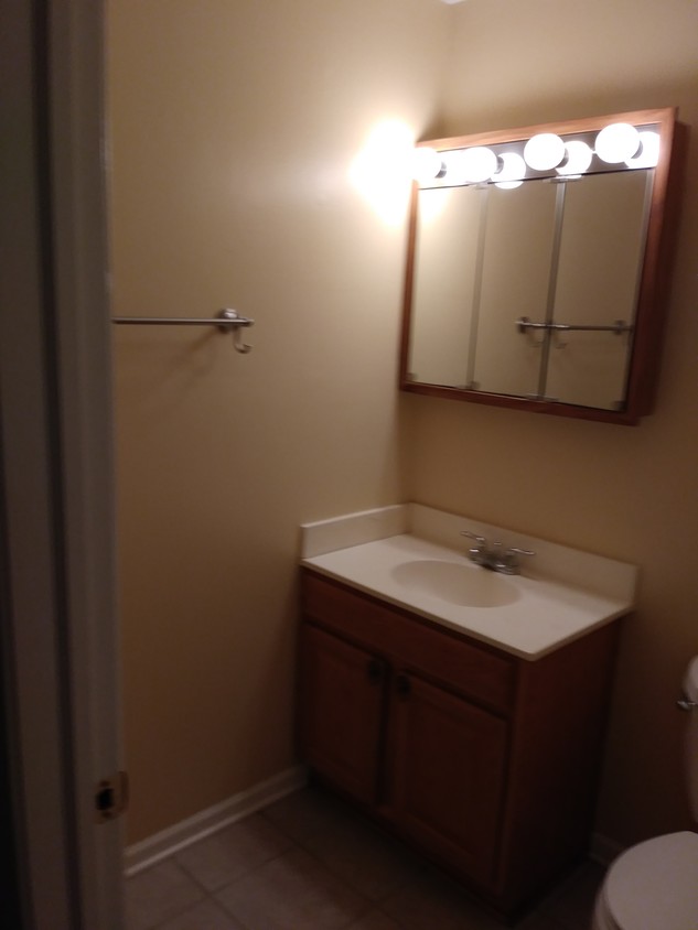 Foto principal - 946 E Old Willow Rd