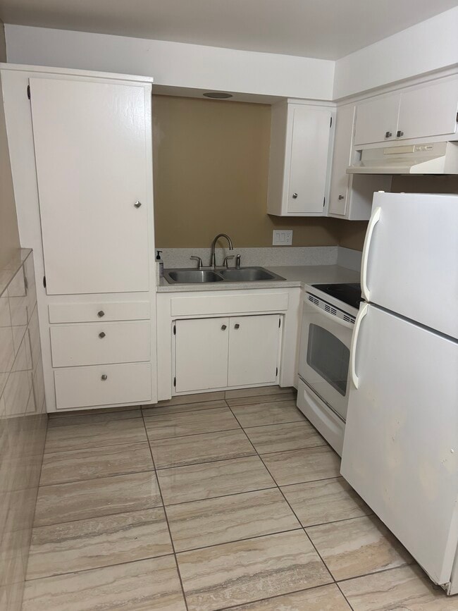 Foto del edificio - 15903 Halldale Ave