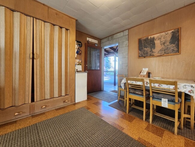 Building Photo - SKI LEASE: Close to Bus Line, Full Kitchen...