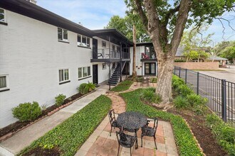 Building Photo - 2207 Mimosa Dr