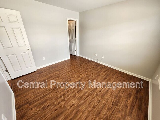 Building Photo - 107 Shalom Dr