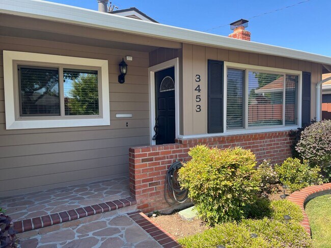 Foto del edificio - Charming Santa Clara Home with Backyard Perfect for Summer Nights!