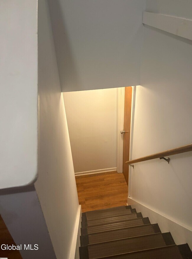 Foto del edificio - 5 Maine Ave