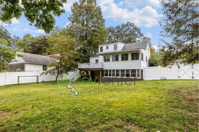 Foto del edificio - Spacious 4-Bedroom Home with Huge Fenced Y...