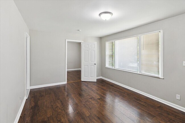 Building Photo - 1608
