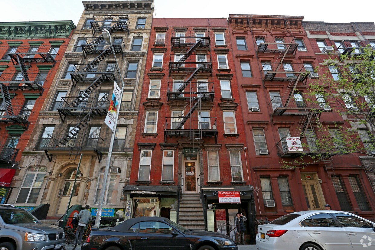 Building Photo - 346 E 9th St