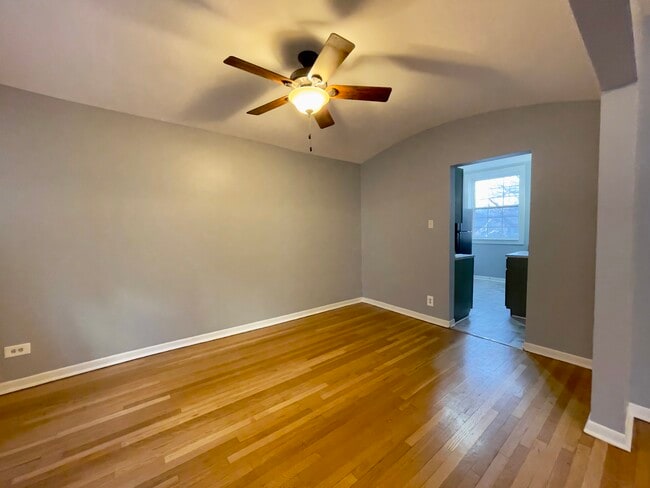 Building Photo - 4318 N Clarendon Ave
