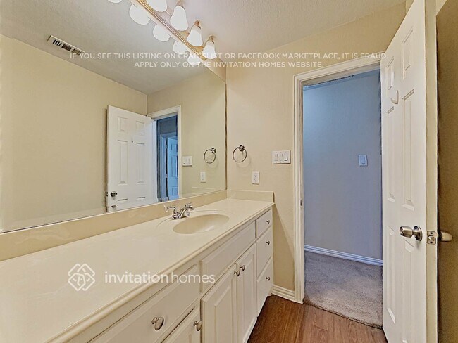 Foto del edificio - 512 Hidden Meadow Ct