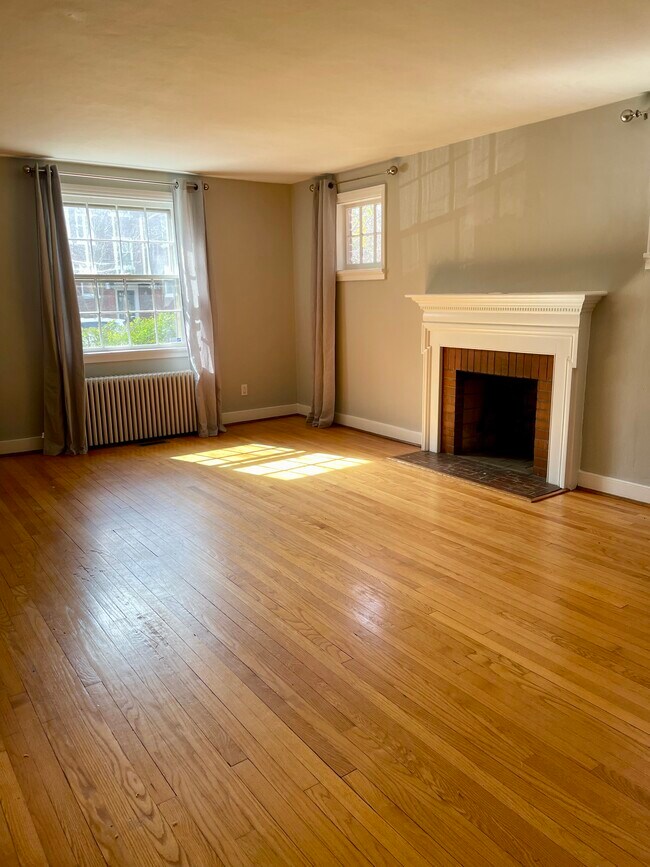 Fresh, bright, spacious - 3206 W Franklin St