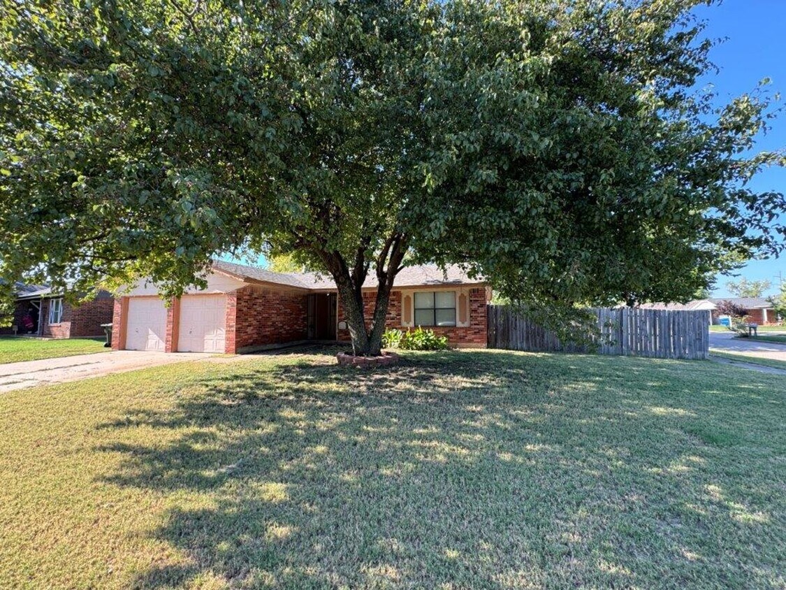Foto principal - 3 bed 2 bath, In Moore Schools, fenced yar...