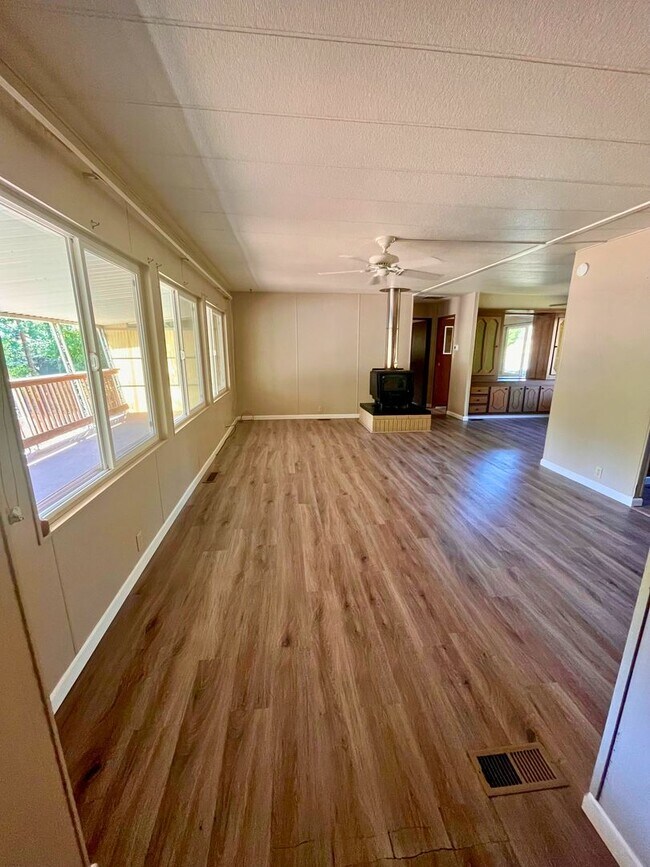 Foto del edificio - Charming 3 Bed, 2 Bath Home on ½ Acre with River Access – Gold Hill, OR