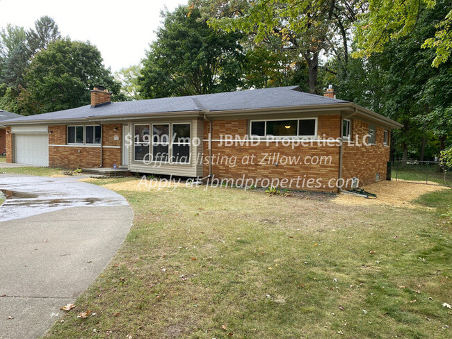 Building Photo - Totally remodeled Open Floor Plan Huge Bri...