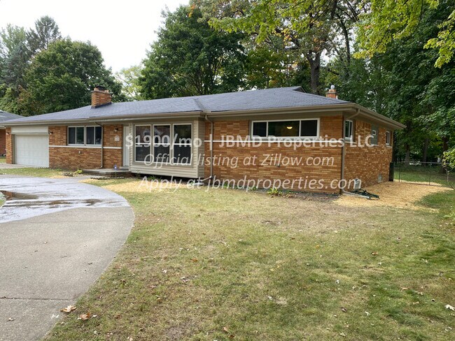 Foto del edificio - Totally remodeled Open Floor Plan Huge Bri...