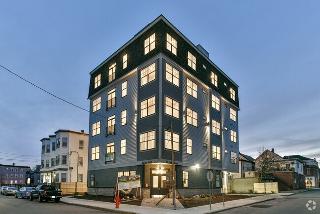 Building Photo - 87 Parker St