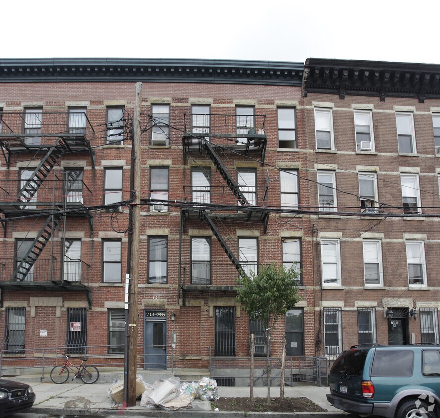 Building Photo - 715 Henry St