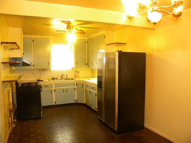 Building Photo - 3 bedroom 1 bath with so many EXTRAS