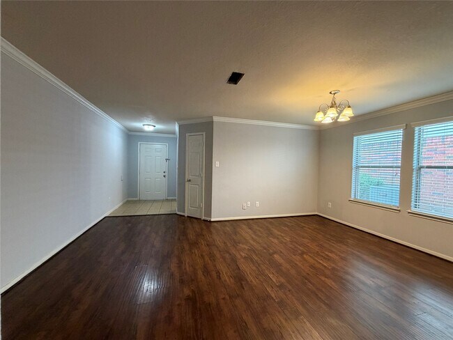 Foto del edificio - 8023 Clover Leaf Dr