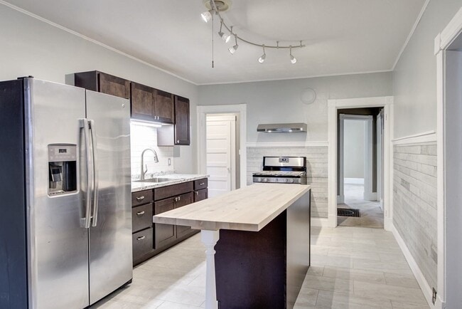 Adams Street - Adams Street Apartment